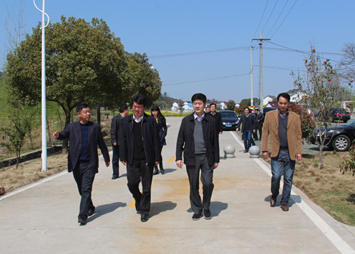 日上午,省旅游局党组书记,局长万以学来我区调研旅游工作,副市长李彪