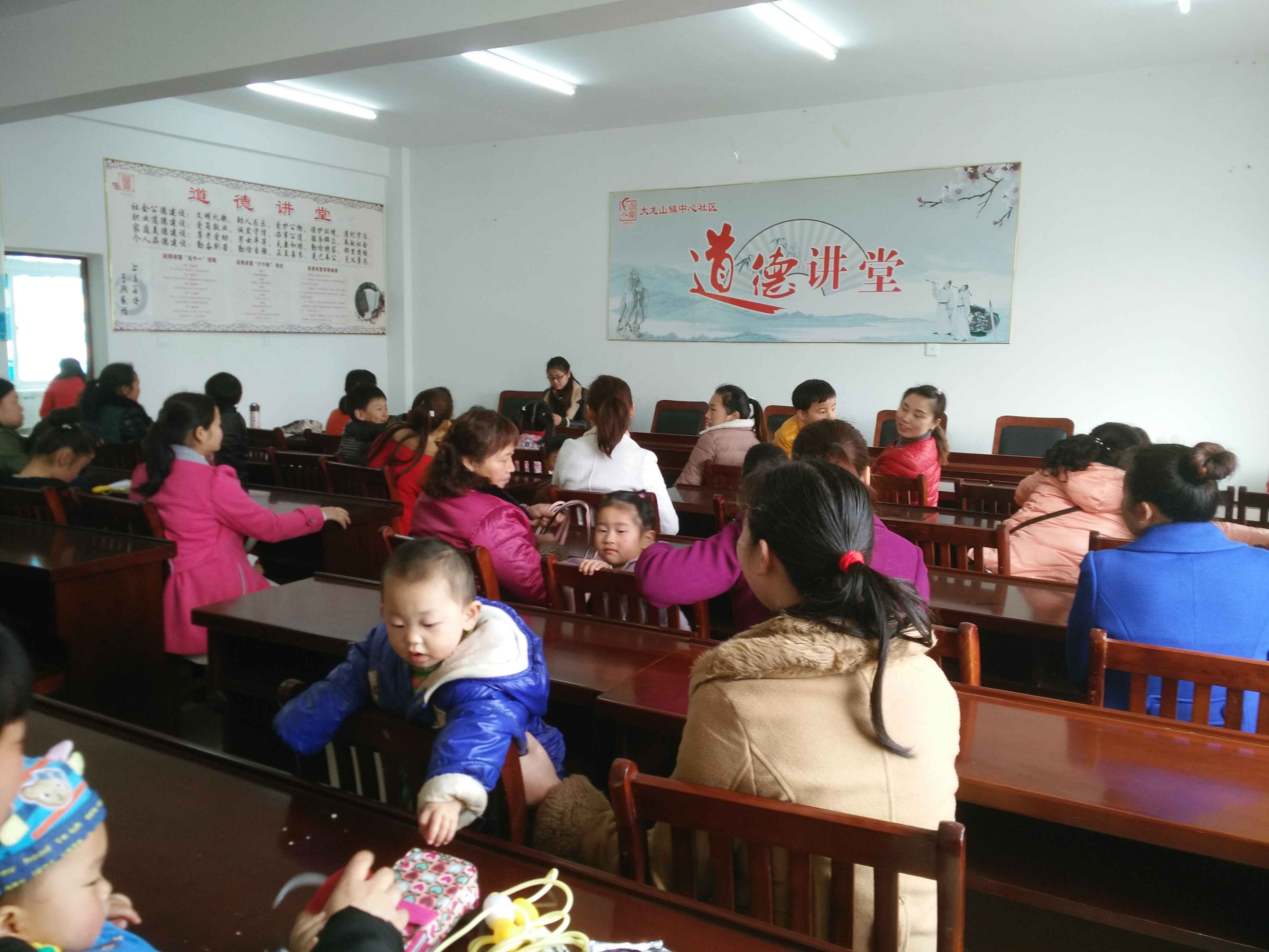 社区流动人口均等化服务_社区服务照片