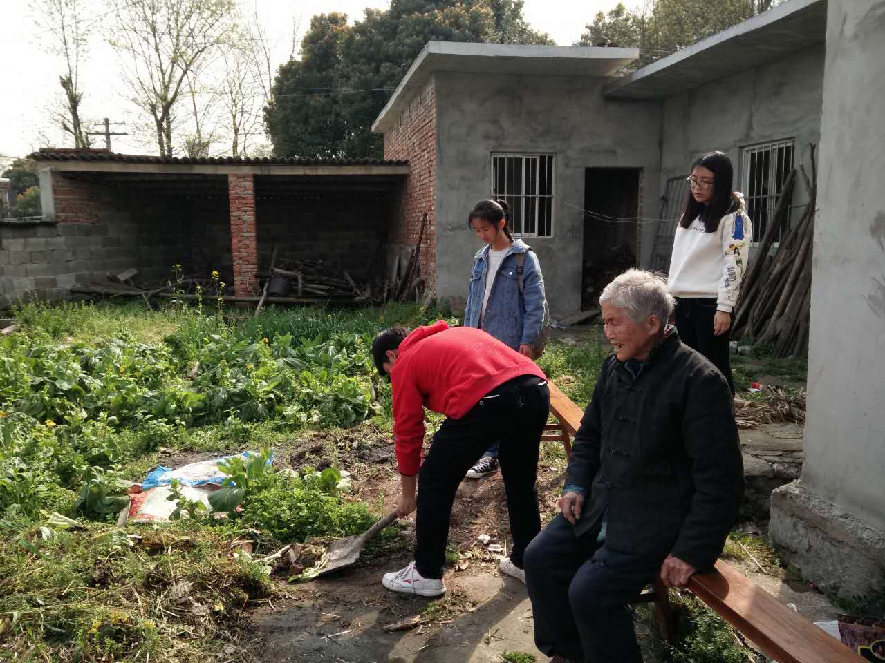 心系空巢独居老人，入户走访暖人心 矿山集街道民政办志愿者走访空巢老人_杜集区人民政府