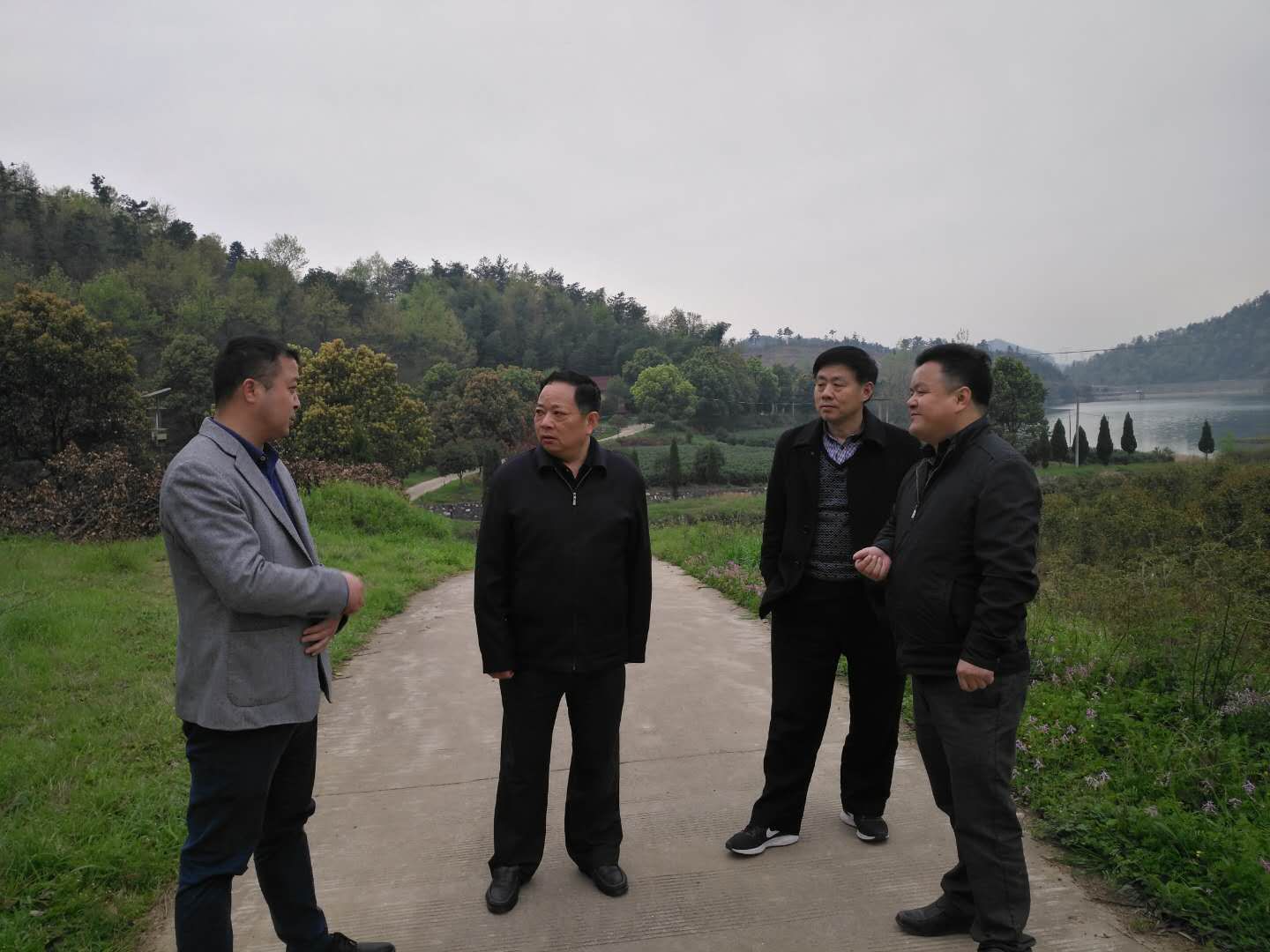 区政协主席汪龙生到五横乡调研